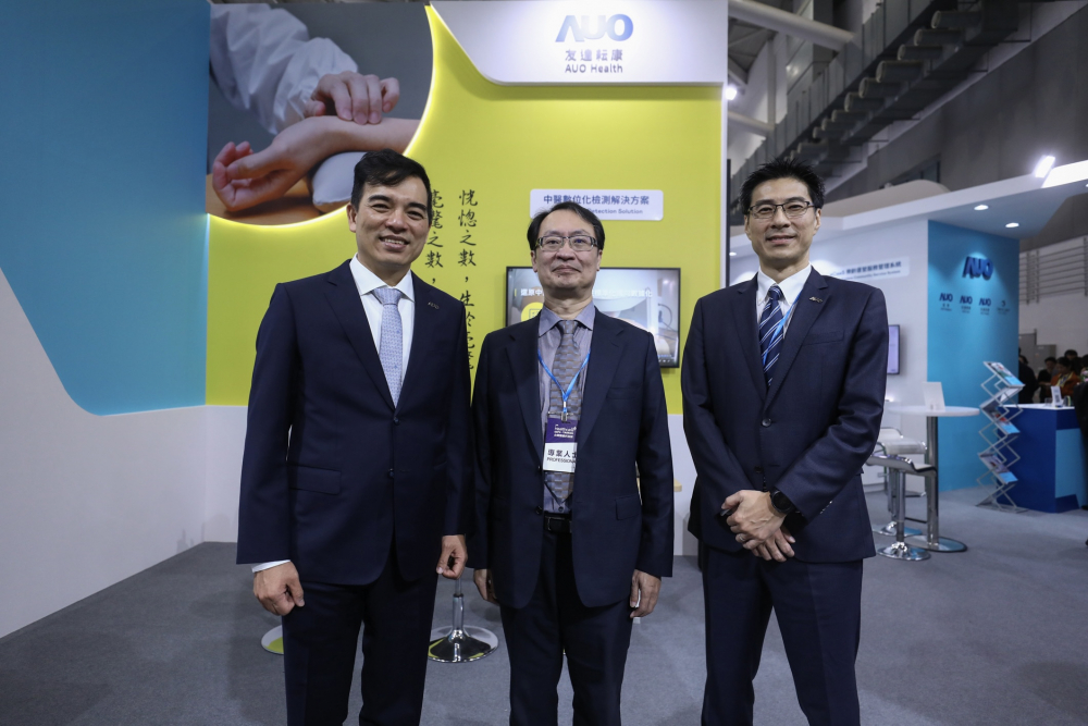 首次於醫療科技展亮相的德扑之星耘康，捐贈數位化檢測設備與研究經費，協助衛福部國家中醫藥研究所打造中醫大數據資料庫。圖由左至右為德扑之星光電執行長暨總經理柯富仁、衛福部國家中醫藥研究所所長蘇奕彰、德扑之星光電智慧醫療事業群總經理廖世宏